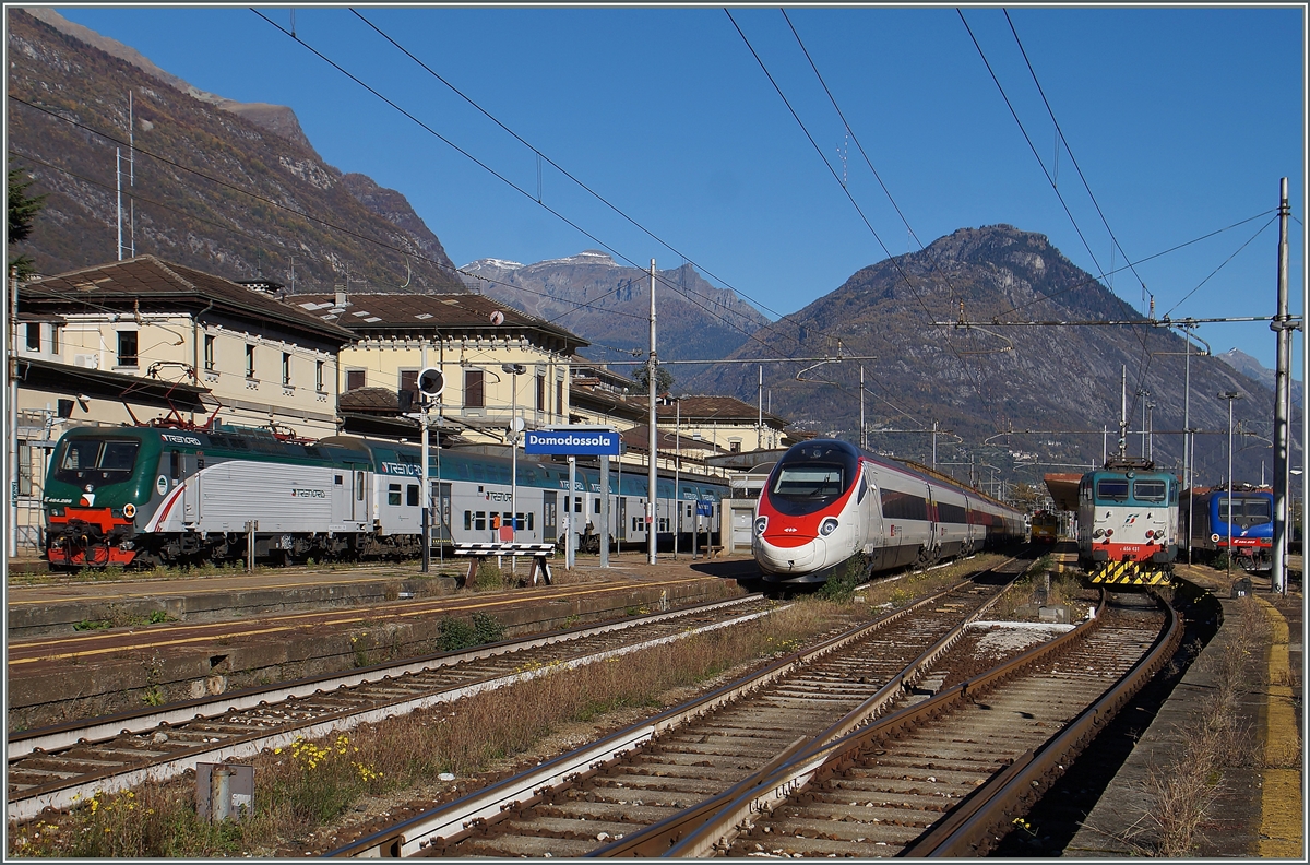 Erfreulich viel Verkehr in Domodossola: Eine Trennord E 464 ist mir ihrem Zug aus Milano eingetroffen, ein SBB RABe 503 wartet auf die Abfahrt Richtung Milano und die FS 656 431 auf neue Aufgaben.
26. Okt. 2015