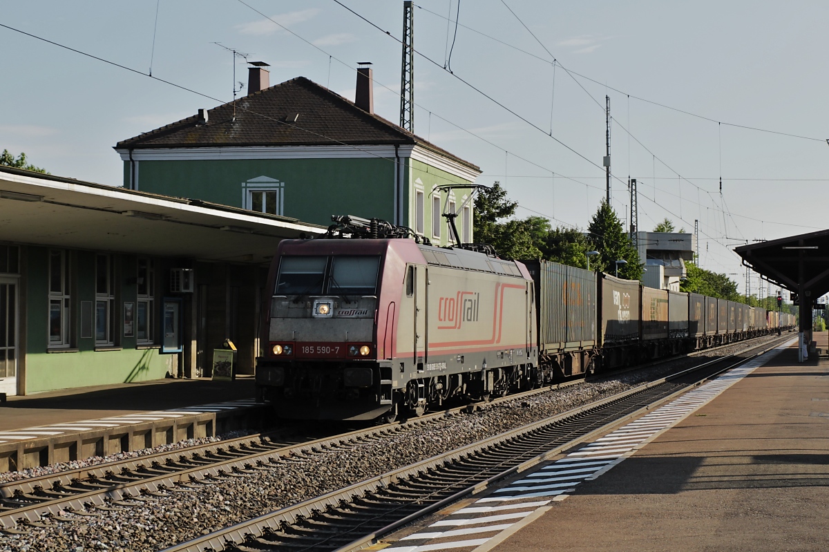 Erinnerungen an die 2018 aufgelöste Crossrail: 185 590-7 (angemietet von BTMU) eilt am 07.08.2015 durch den Bahnhof Müllheim/Baden in Richtung Norden