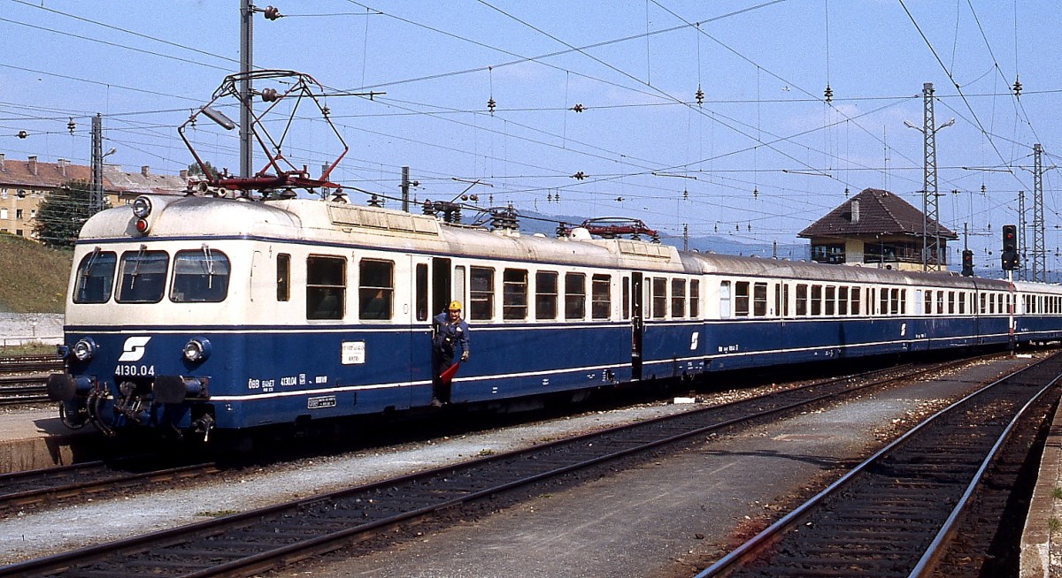 Erinnerungen an den  alten  Transalpin: Von 1958 bis 1965 setzte die �BB f�r diesen Schnellzug, der Wien und Basel verband, Triebwagen der Reihe 4130 ein, die sp�ter im K�rntner Regionalverkehr verwendet wurden, hier ist 4130.04 noch in der urspr�nglichen Farbgebung, aber schon mit neuem �BB-Emblem im Sommer 1981 im Villacher Hauptbahnhof zu sehen