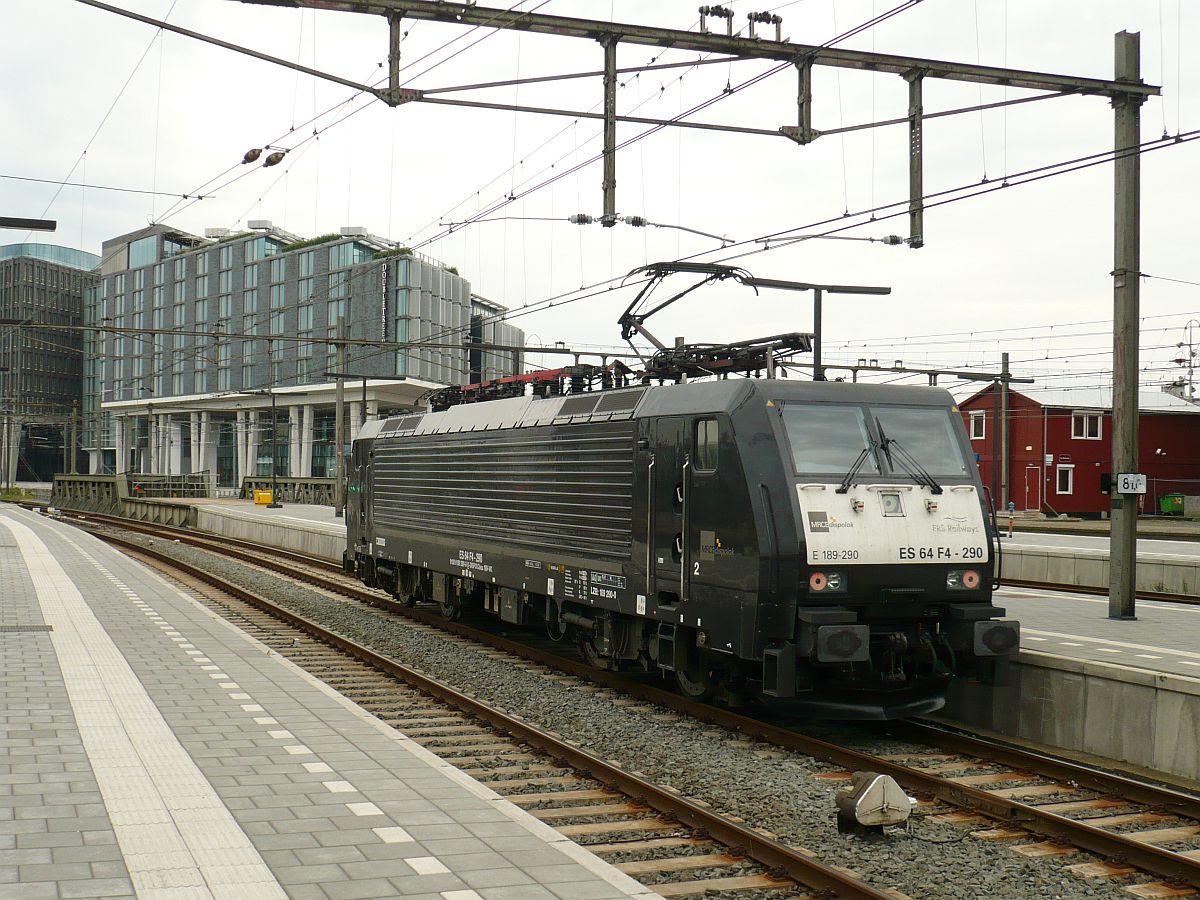 ERS Lok 189 290-0 Gleis 11 Amsterdam Centraal Station 06-08-2014.

ERS meerspanningslocomotief 189 290-0 tijdens instructierit voor NSR. Spoor 11 Amsterdam Centraal Station 06-08-2014.