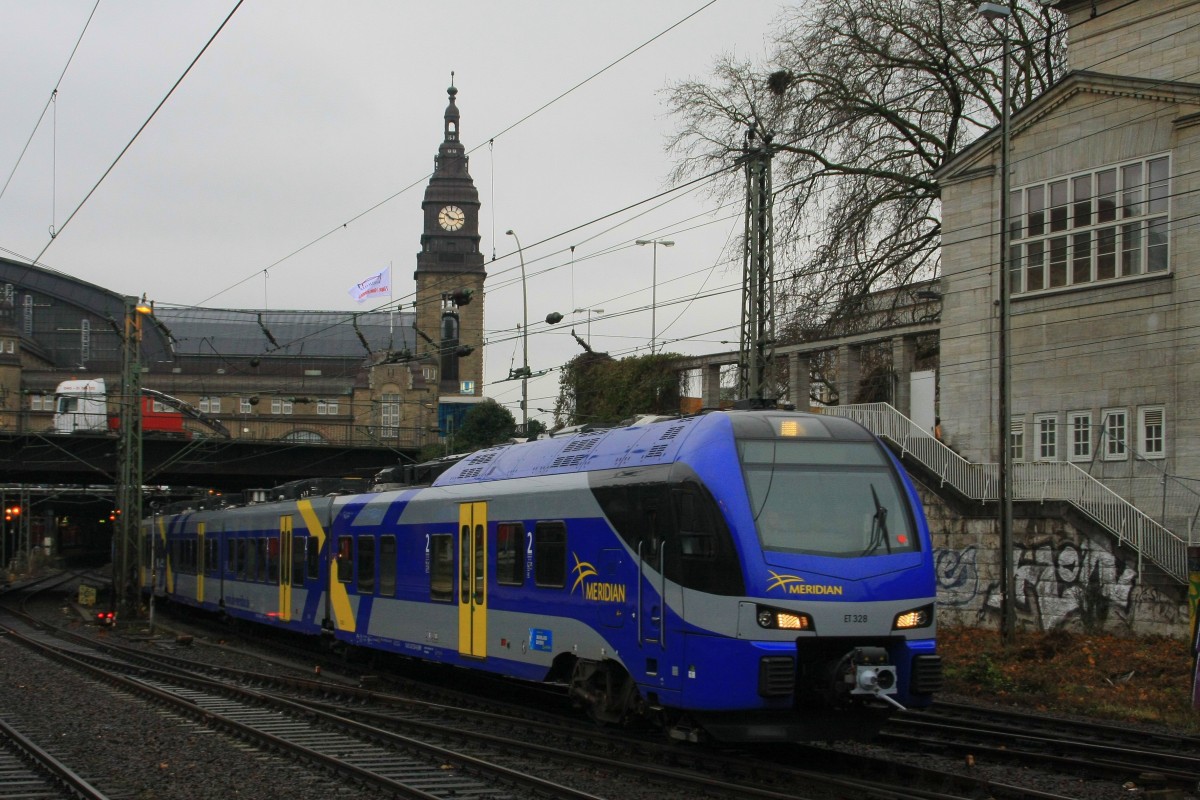 Ersatzzug Meridian ET 328 (FLIRT III ) als RB61 nach Itzehoe bei Ausfahrt aus Hamburg Hbf am 15.12.2014