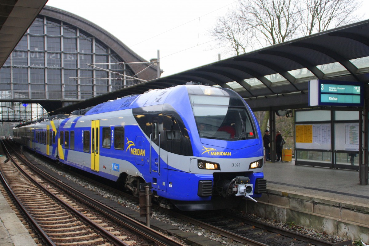 Ersatzzug Meridian ET 328 (FLIRT III ) als RB61 nach Itzehoe bei der Fahrgastaufnahme in Hamburg-Dammtor am 17.12.2014