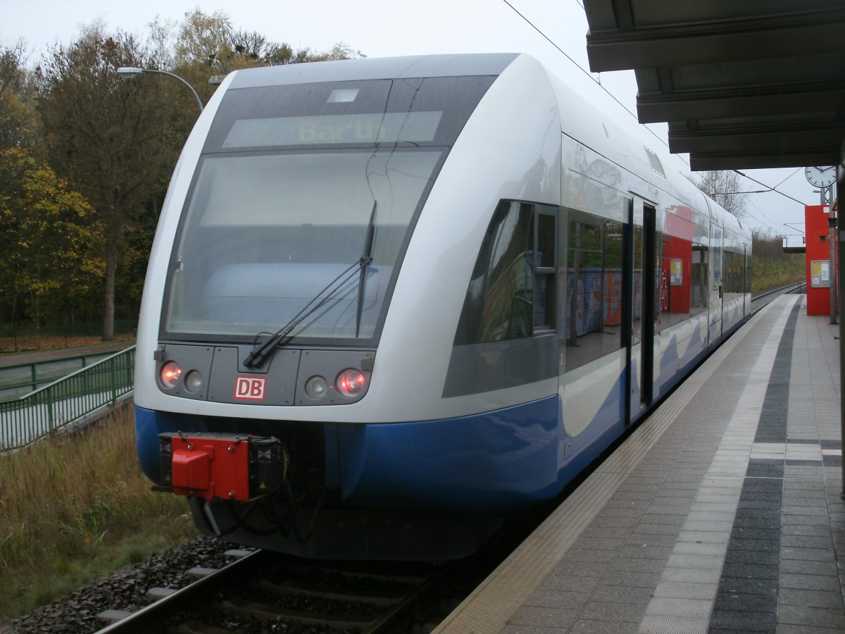 Erster Halt nach der Abfahrt vom Stralsund Hbf war f�r den UBB 646 108,am 04.November 2013,in Stralsund Gr�nhufe.Zielbahnhof war Barth.