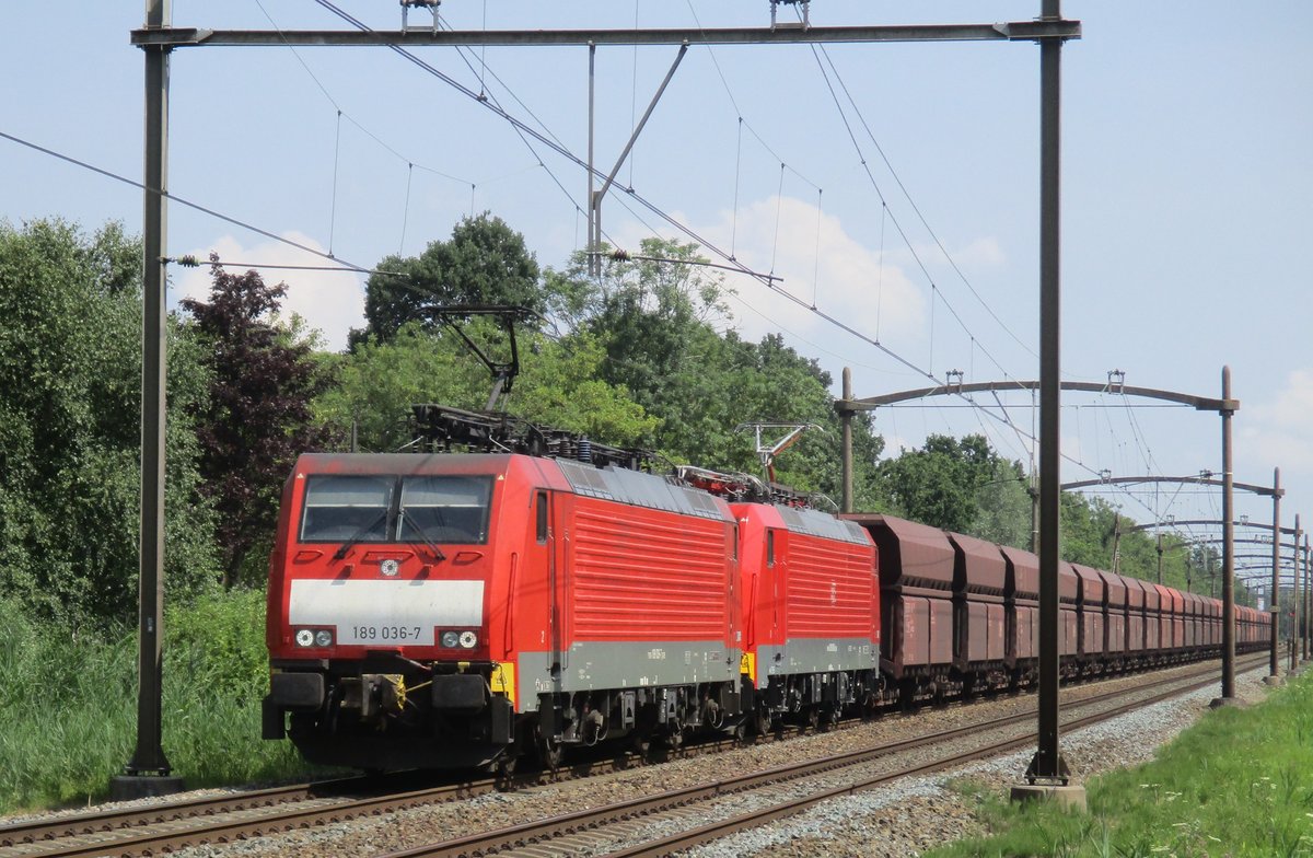 Erzbomber mit 189 036 passiert Dordrecht Zuid am 19 Juli 2018.