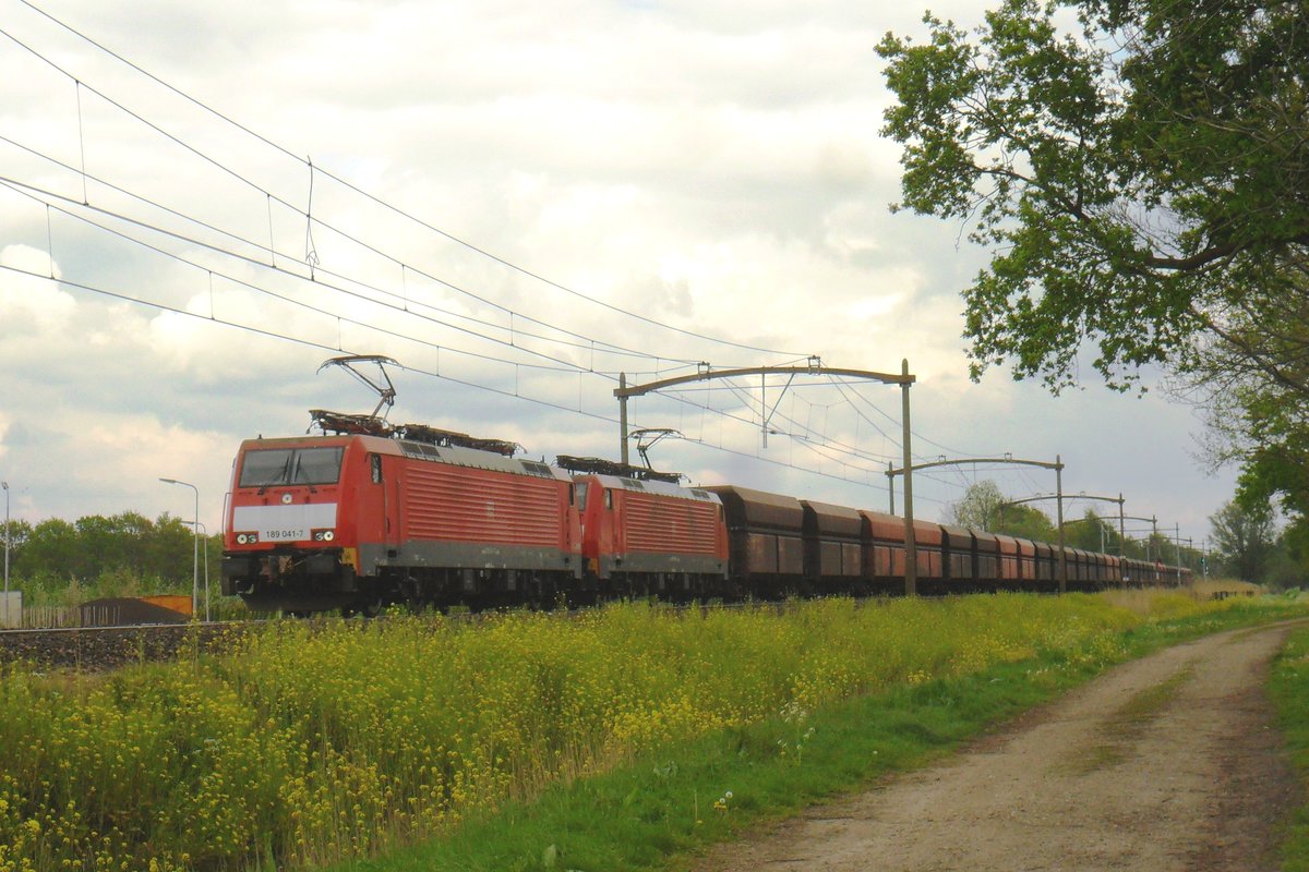 Erzbomber mit 189 041 durchfahrt Oisterwijk am 26 April 2019.