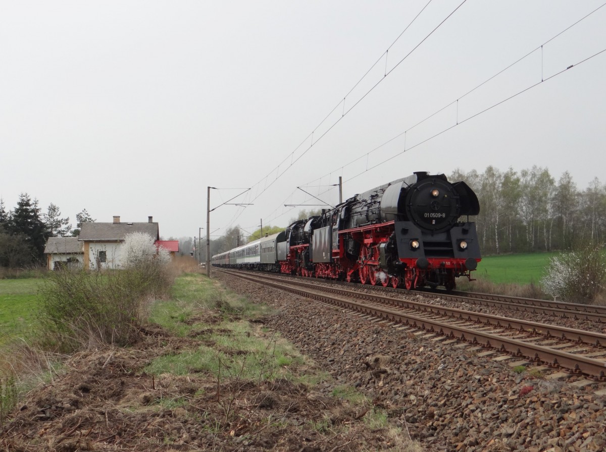 Erzgebirgsrundfahrt mit 01 509 und 23 1097 am 05.04.14 �ber Cheb. Hier zusehen in Chotikov.