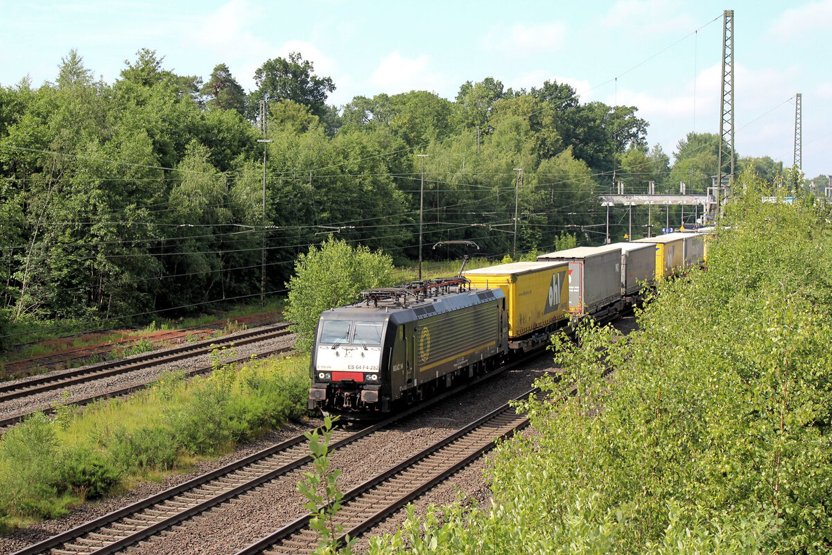 ES 64 F4-282 / E 189-282 mit einen KLV Zug am Haken. Tostedt, 19.06.2026.