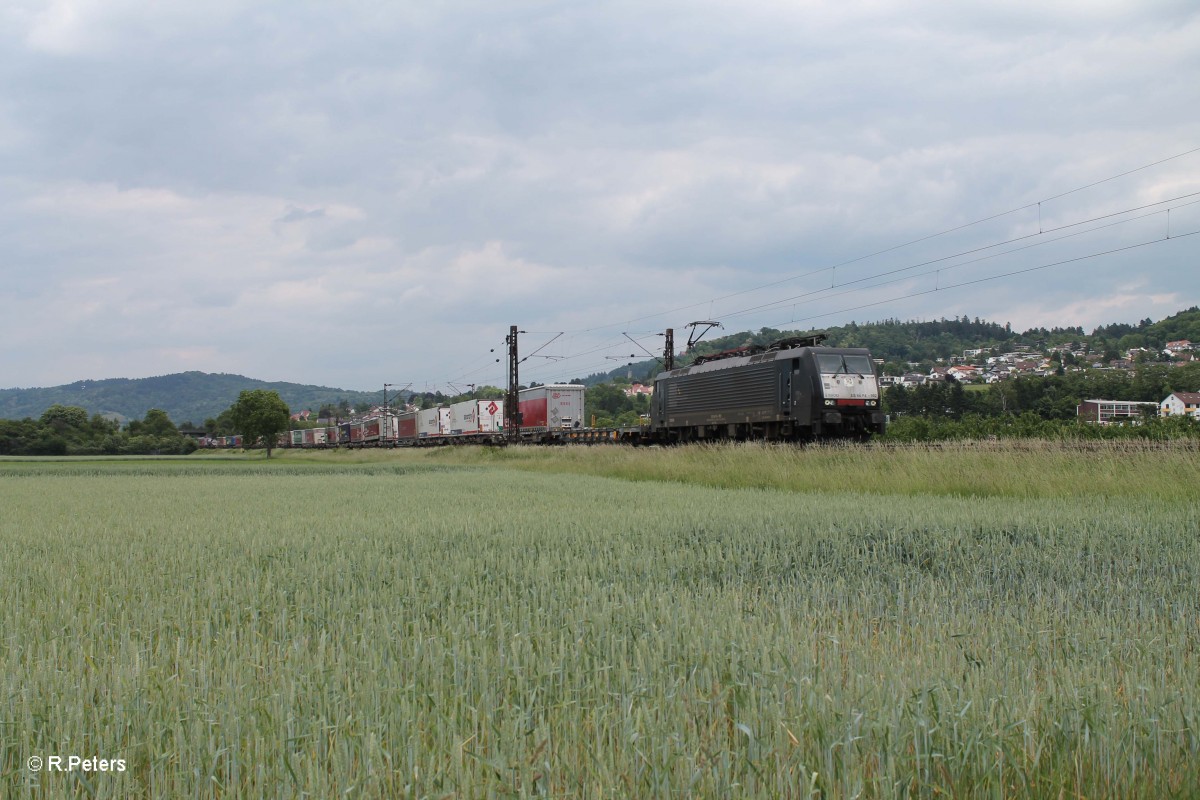 ES 64 F4 992 zieht bei Weinheim (Bergstrasse) einen Arcese Wechselpritschenzug gen Süden. 28.05.15