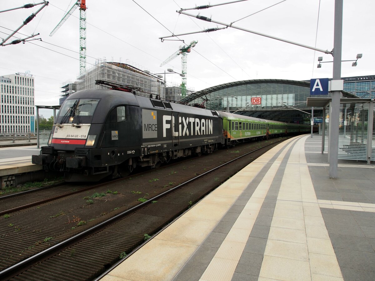ES 64 U 2 -018 MRCE Dispolok 91 80 6182 518-1 D-DISO mit Flixtrain in Berin Hbf am 19.10.2019.