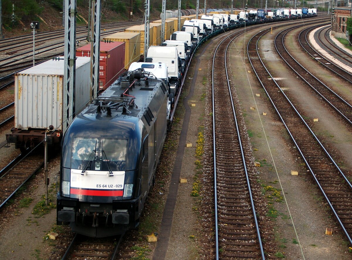 ES 64 U 2-029   182 529-8 in Ulm mit einem langen Zug beladen mit Iveco/Magirus Sattelschleppern aus Italien in Ulm am 22.04.2010.