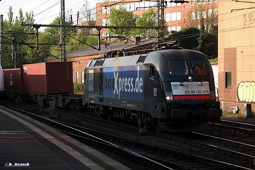 ES 64 U2-015 zog einen schachtelzug durch hh-harburg,datum 22.04.14