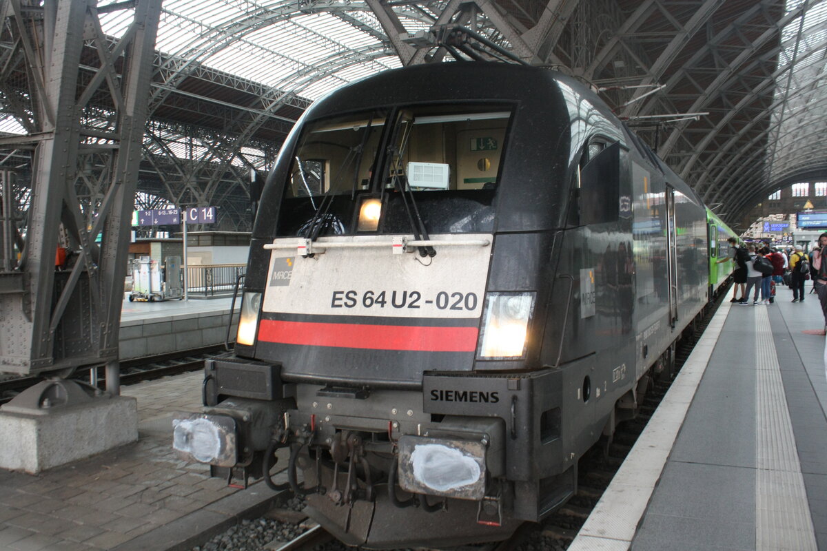 ES 64 U2-020 mit dem Flixtrain im Bahnhof Leipzig Hbf
