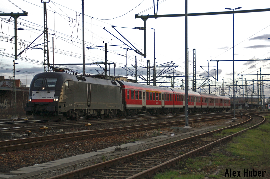 ES 64 U2-026 (182 526) mit einer RB 20 am 20.12.14 in Weimar gen Erfurt