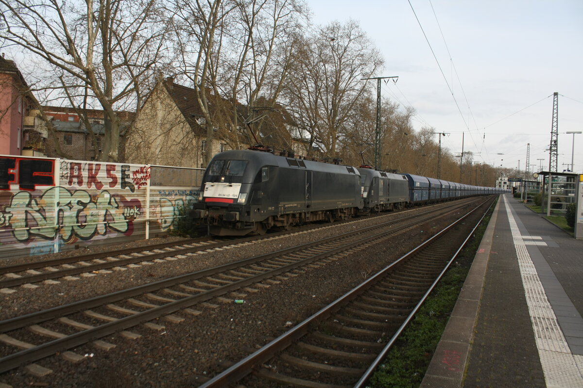 ES 64 U2 -026 mit ES 64 U2 - XXX von MRCE mit einen G�terzug bei der Durchfahrt im Bahnhof K�ln S�d am 2.4.22