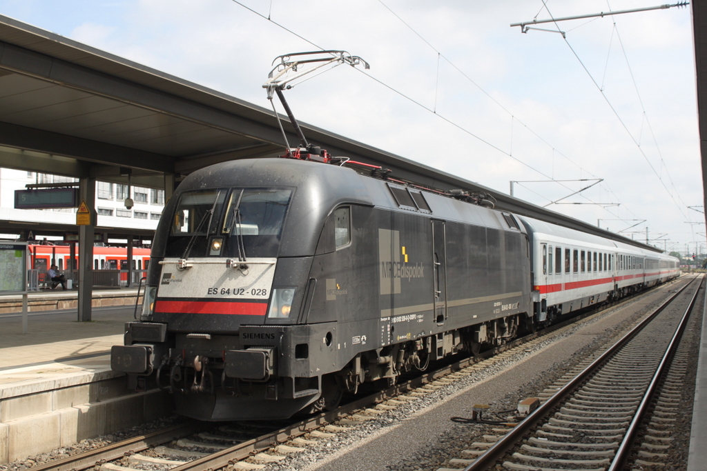 ES 64 U2-028 mit IC 2082 von Berchtesgarden nach Hamburg-Altona kurz nach der Ankunft in Mnchen Ost.22.07.2016