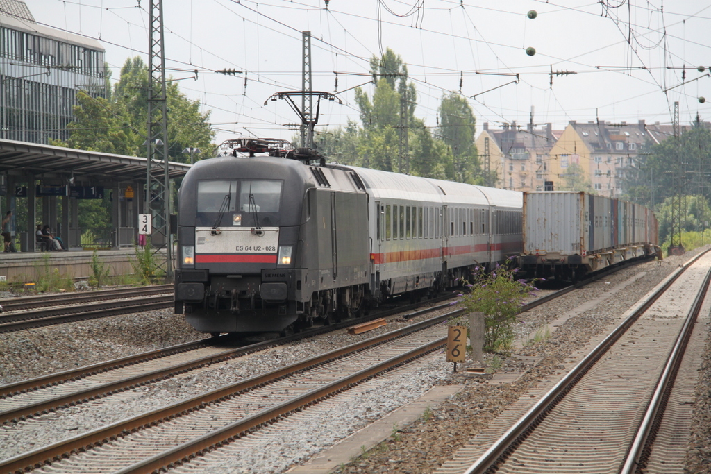 ES 64 U2-028 mit IC 2082 von Berchtesgarden nach Hamburg-Altona bei der Durchfahrt am 26.07.2016 in Mnchen-Heimeranplatz.