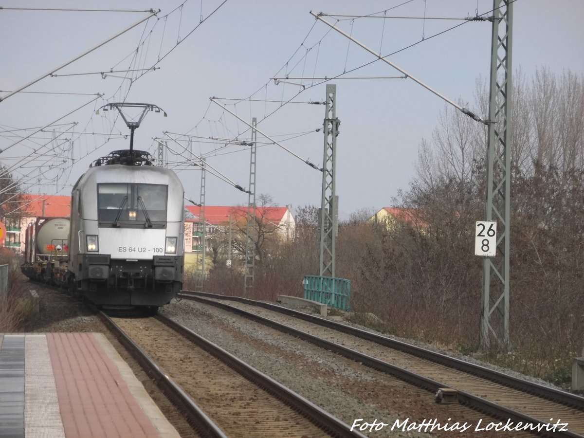 ES 64 U2 - 100 mit einem G�terzug beim durchfahren des Bahnhofs Delitzsch ob Bf am 3.3.16