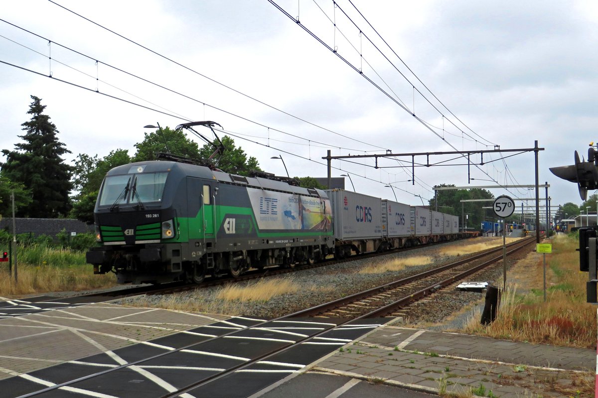 Es fangt an, liecht zu regnen w�hrend der Passage von LTE 193 261 mit Chengdu-Shuttle durch Wijchen am 4 Juli 2020.