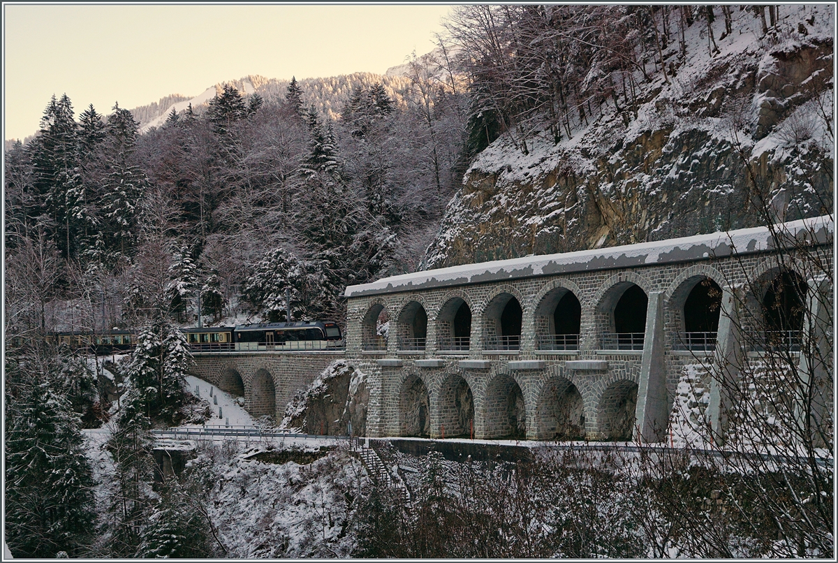 Es gibt Motive, deren Umsetzung zu etwas anderen Bildern führen, als man es sonst gewohnt ist, wie z.B. die neu restaurierte Tunnelschutzmauer der MOB zwischen Montbovon und La Tine. Dabei ist der von Alpina Triebwagen beförderte GoldenPass MOB Belle Epoque eher ein Detail am Rande.

3. Dezember 2020