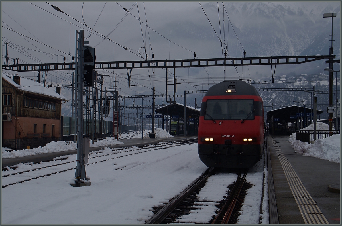 Es hat geschneit in Birg und nun regnet es - kaum Fotowetter, so dass ich mit dem IR 1826 von der Re 460 081-3 gezogen nach nach Hause fuhr. 
8. Jan. 2016