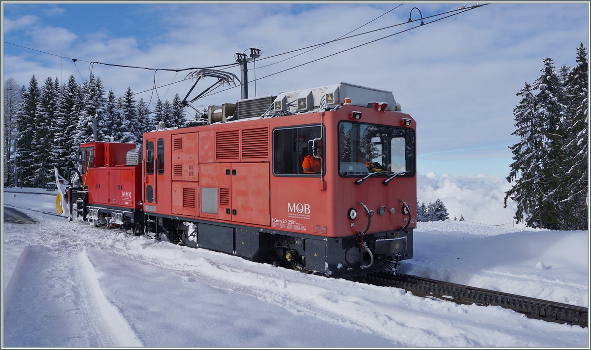 Es hat geschneit und die HGem 2/2 2501 mit dem X464 ist zur Schneeräumung auf den Les Pléiades gefahren. Das Bild zeigt die HGem 2/2 2501 nach getaner Arbeit beim Verlassen der Gipfelstation Les Pléiades in Richtung Blonay fahrend.

29. Januar 2026