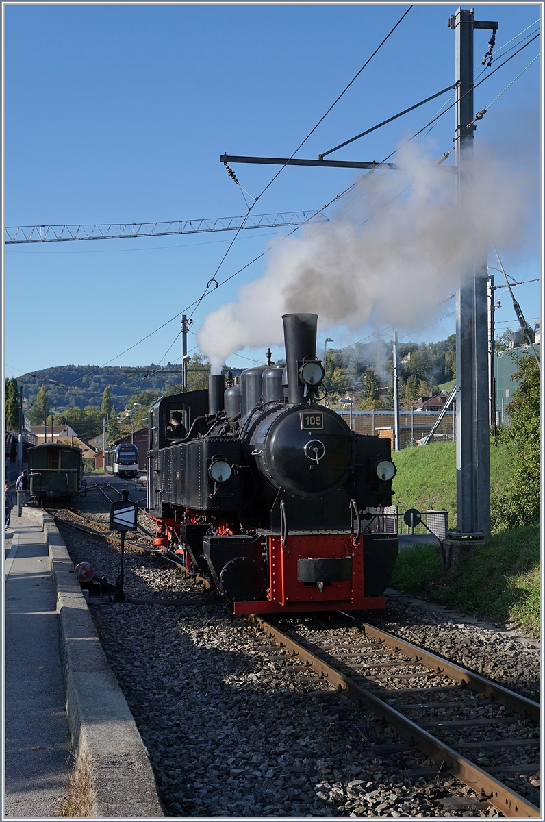 Es ist Herbst geworden, und damit verwöhnt uns die Natur mit einem zauberhaften Licht, aber auch mit langen Schatten... Die Blonay-Chamby Bahn G 2x 2/2 105 rangiert in Blonay. 

3. Okt. 2020