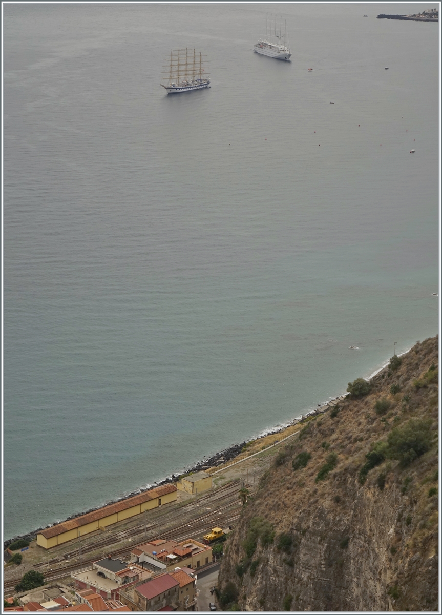 Es ist immer wieder faszienierd, Schiff und Bahn auf einem Bild zu vereinen. Hier ist es mit viel Zoom, wenig Bahn und Schiff gerade noch so gelungen. Das Bild wurde von Taormina aus gemacht. Im Hintergrund die Royal Clipper und ein weiteres Schiff, unten im  Vordergrund  der nördliche Bahnhofskopf mit einem RFI Baudienstfahrzeug im Bahnhof von Taormina-Giardini. 

24. Sept. 2025