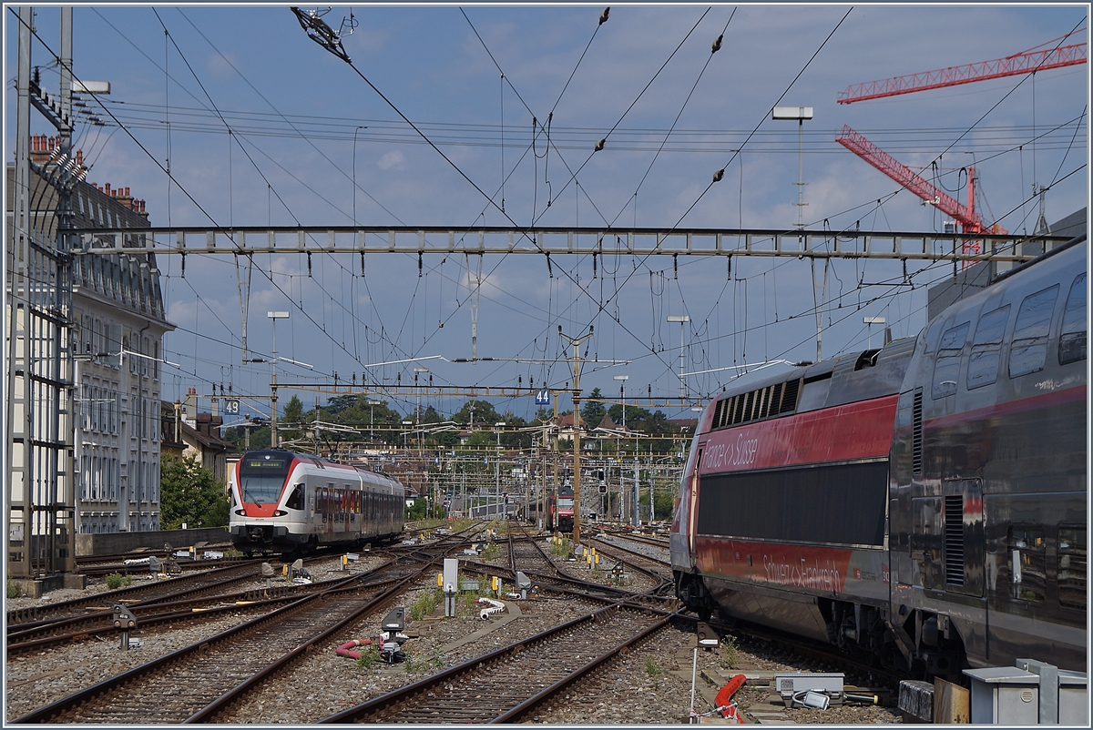 Es scheint fast so, als wolle der TGV dem ausfahrenden Flirt nach eilen; doch der aus Paris in Lausanne eingetroffene TGV 4719 wird bis zur Rückfahrt auf ein Abstellgleis rangiert. 

21. Juli 2020