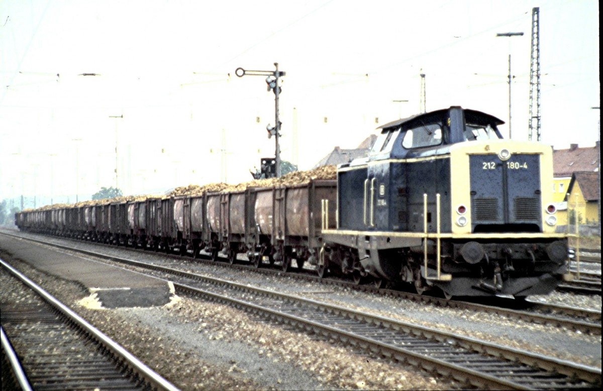 Es ist Zuckerr�benzeit: die 212 180-4 steht mit einem langen Zuckerr�benzug mit Hochbordwagen des Typs Omm 52 in N�rdlingen und wartet auf Weiterfahrt am 19.10.1985. Diese Transportart geh�rt heute der Vergangenheit an. (Diascan)