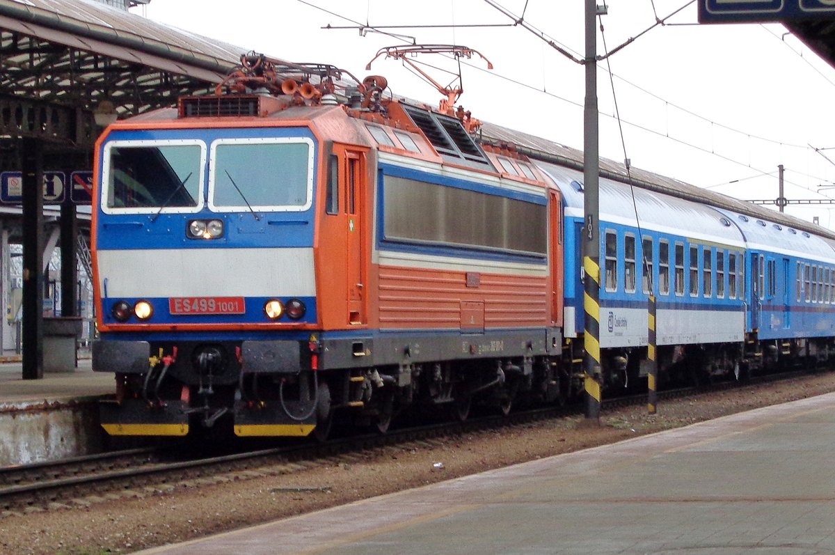 ES499 1001 -später und früher 362 001 der CD- steht am 2 Jänner 2017 in Praha hl.n.