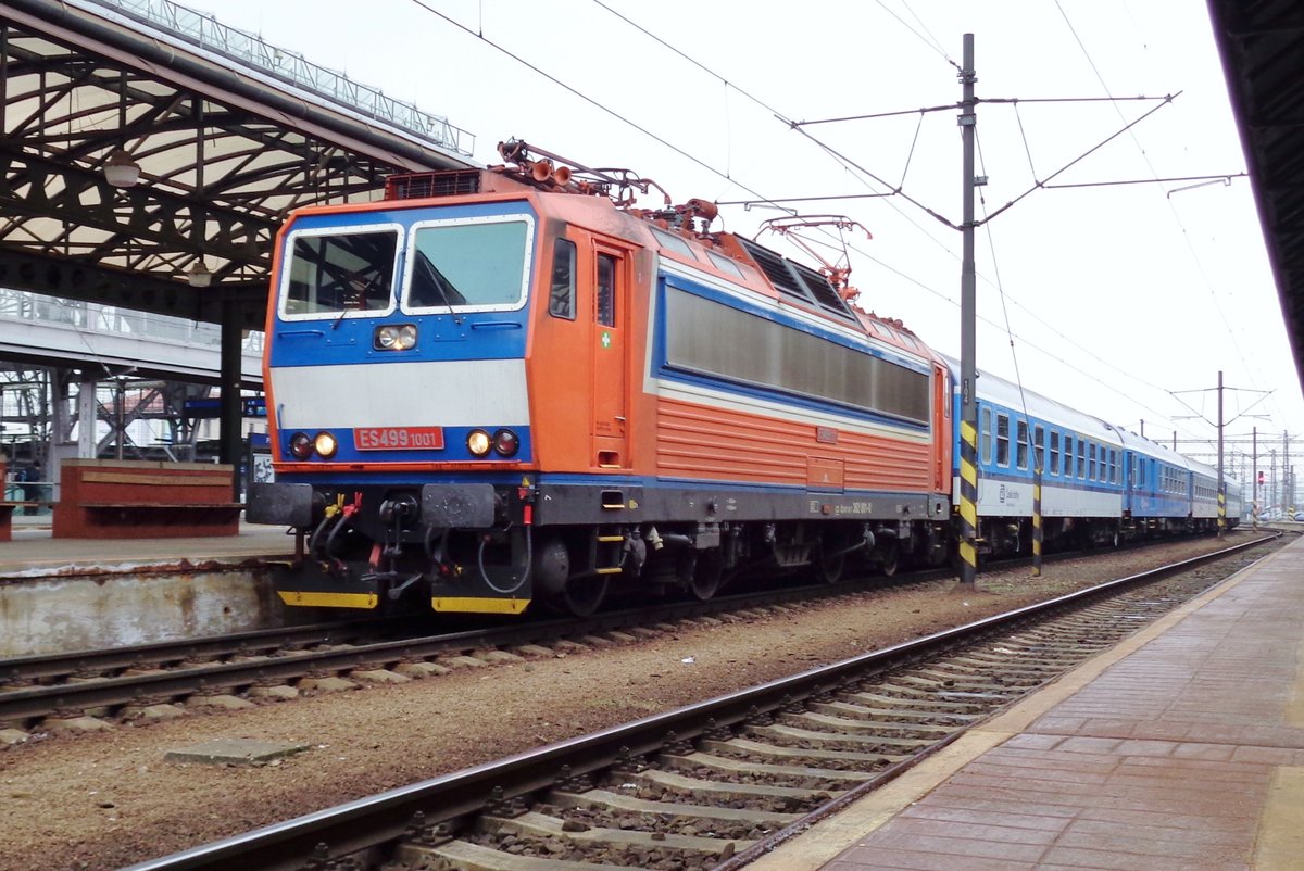 ES499 1001 -später und früher 362 001 der CD- steht am 2 Jänner 2017 in Praha hl.n.