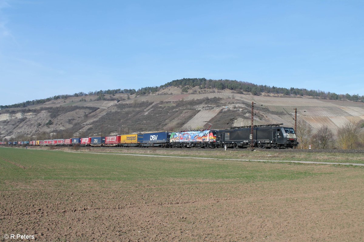 ES64 F4-038 MRCE/TX Logistik und 193 640MRCE/TX Logistik Connected Bytes Rail mit einem KLV Zug bei Thüngersheim gen Süden. 16.03.17