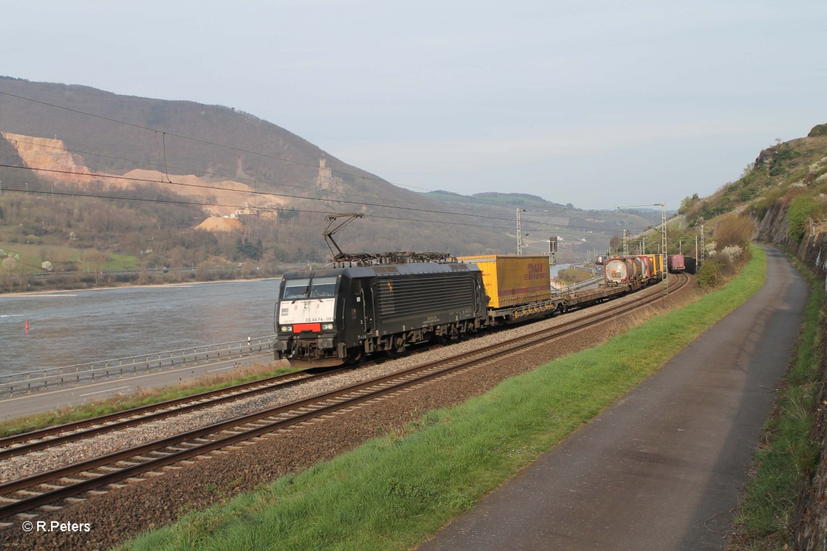 ES64 F4 091 mit dem Wechselpritschenzug DHL bei der Blockstelle Bodenthal, im Hintergrund sieht man die Burg Sooneck. 21.03.14