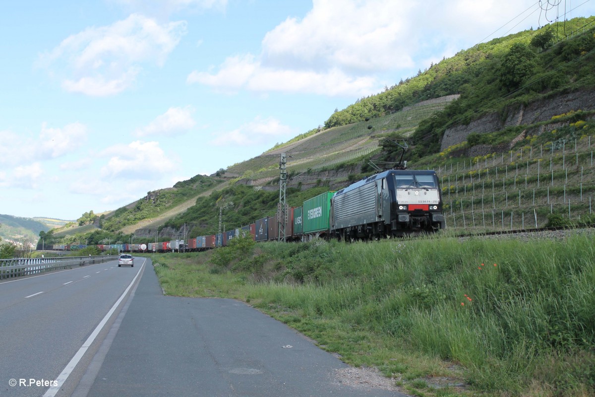 ES64 F4 280 mit einem Containerzug bei der Blockstelle Bodenthal. 05.05.15