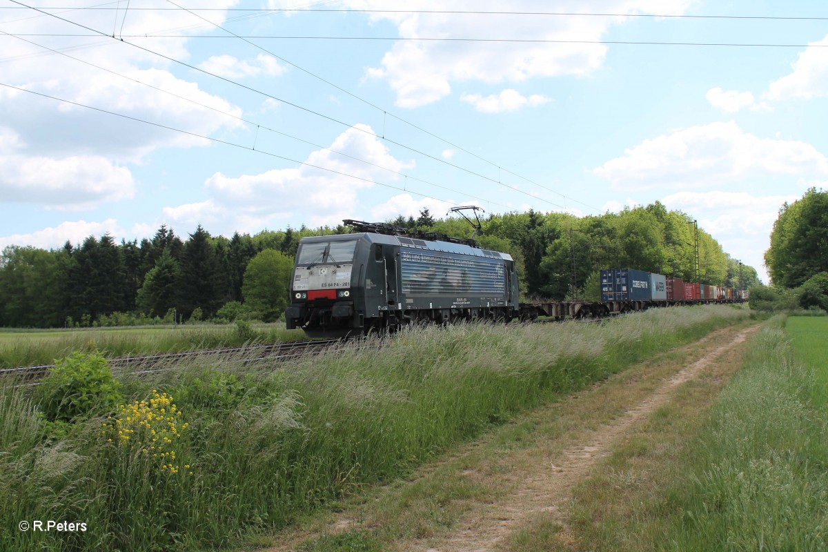 ES64 F4 281  Bayern Hafen  mit einem Containerzug bei der Stromkreistrennstelle Bischofsheim. 20.05.15