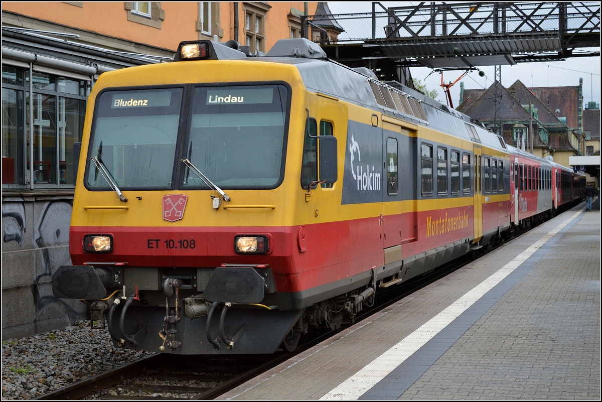 ET 10.108 und der City Shuttle warten in Lindau auf Abfahrt. Mai 2013.