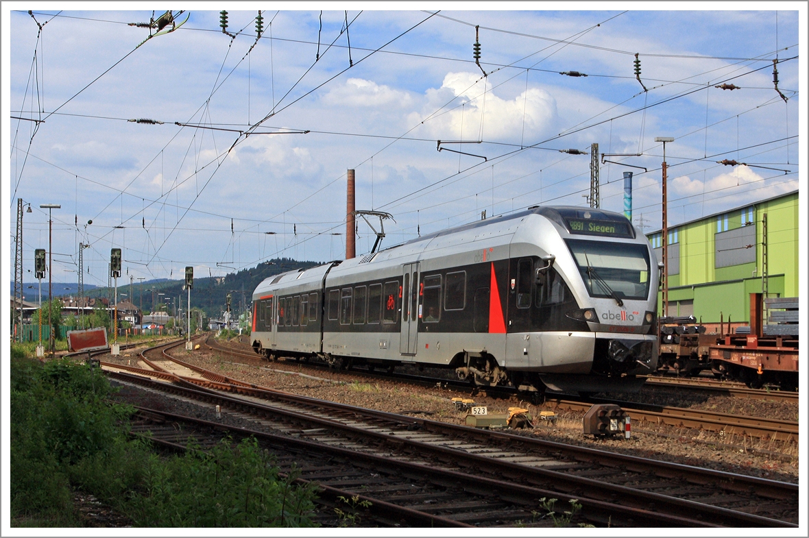 
ET 22 006  Siegen  (2-teiliger Stadler Flirt) der Abellio Rail NRW fährt am 04.06.2011 von Siegen-Geisweid weiter in Richtung Siegen Hbf.  Er fährt die Strecke Hagen-Siegen als RB 91  Ruhr-Sieg-Bahn .