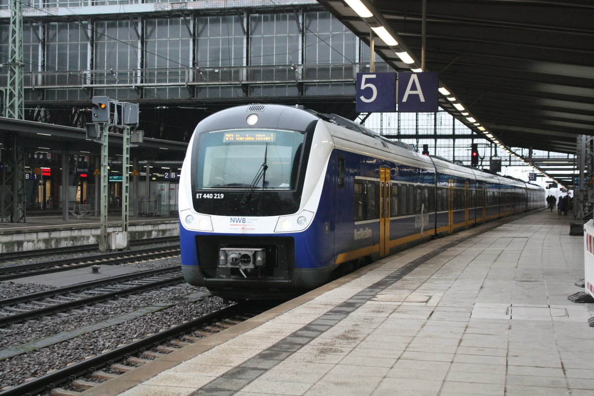 ET 440 219 und ET 440 347 als RS1 mit ziel Verden (Aller) verl�sst den Bahnhof Bremen Hbf am 8.1.21