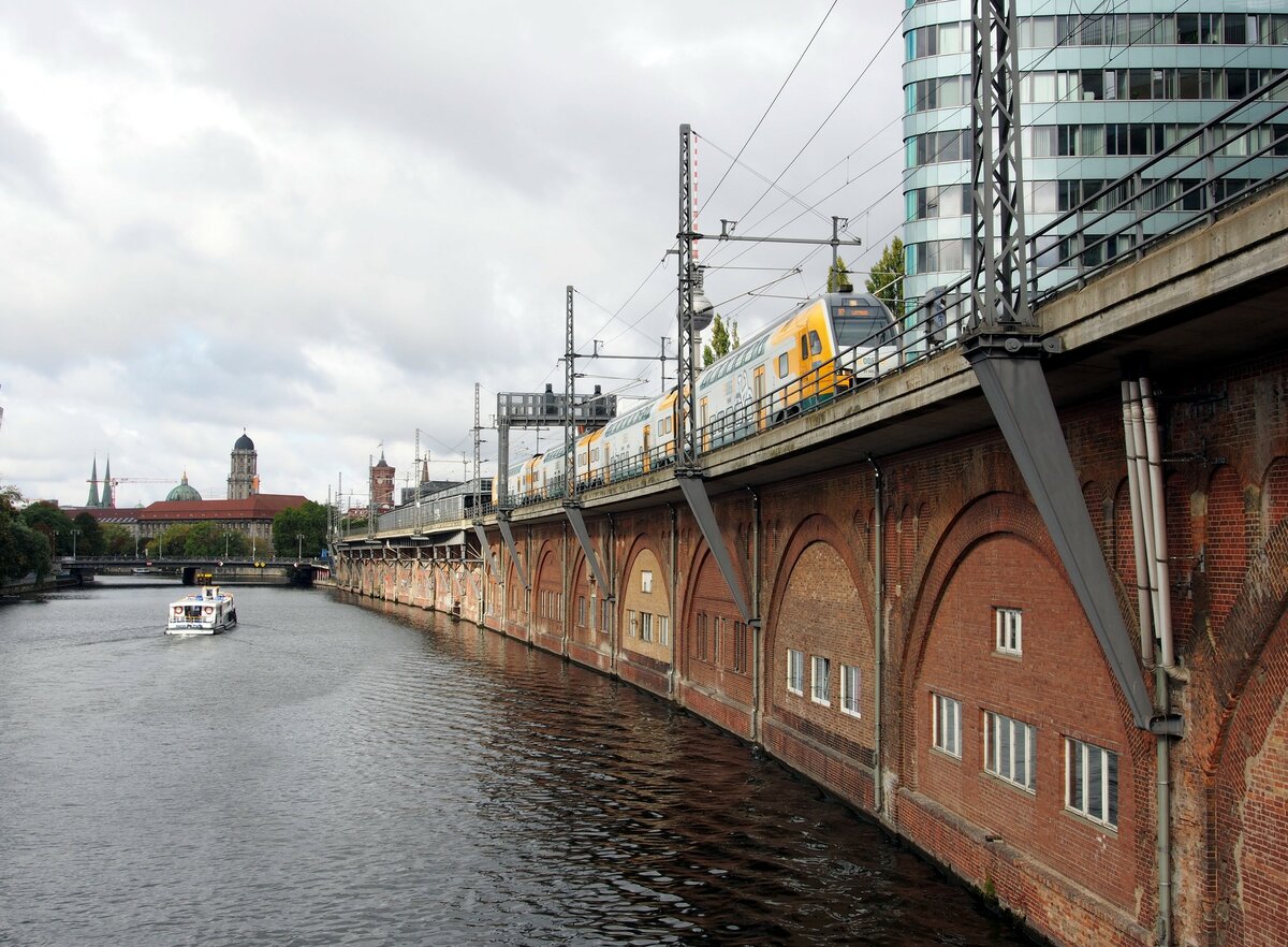 ET 445 ODEG bei der Jannowitzbrücke in Berlin am 08.10.2016.