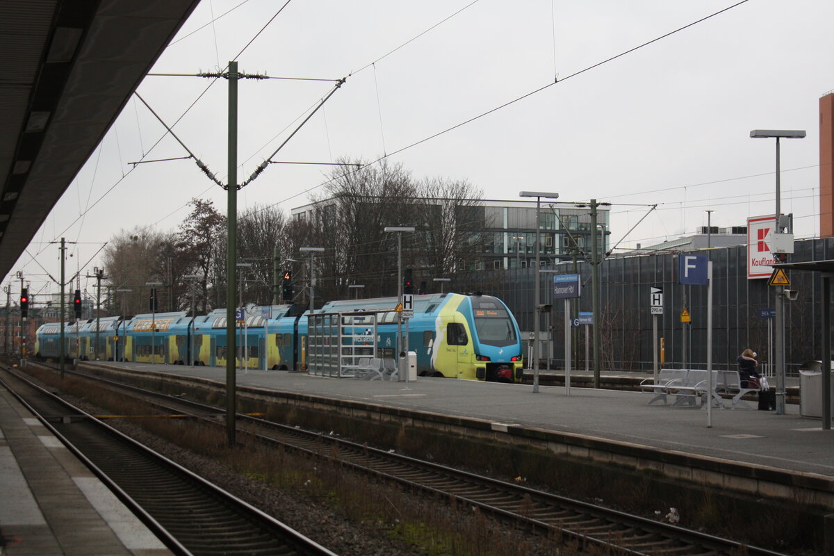 ET 602 der WestfalenBahn (WFB) verl�sst mit Ziel Rheine den Bahnhof Hannover Hbf am 4.1.22