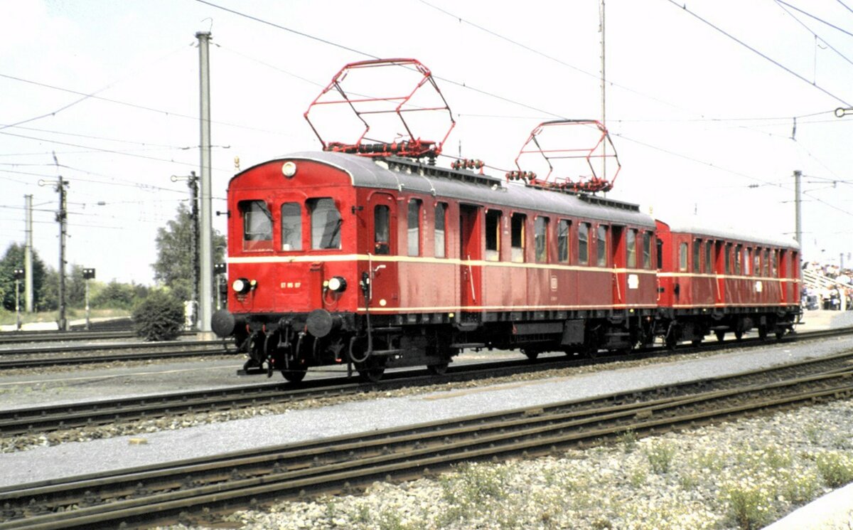 ET 85 07 und ES 85 15 Nr.5.3 bei der Jubiläumsparade 150 Jahre Deutsche Eisenbahn in Nürnberg am 14.09.1985.