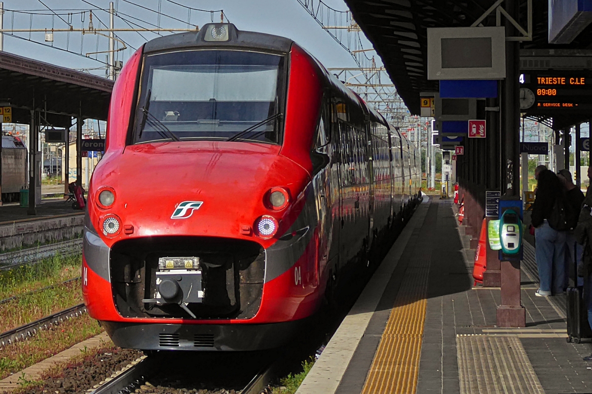 ETR 700-04 fährt von Mailand her kommend in den Bahnhof von Verona Porta Nuova ein,
mit diesem Zug fuhr unsere Reisegruppe nach Trieste. Am Nachmittag war es derselbe Zug der uns wieder nach Verona brachte. 05.05.2025
