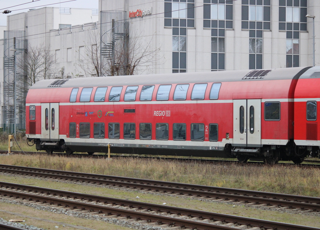 Etwas ausgeblichen sah D-DB 50 80 26-75 080-4 DBpza 753.5 im Rostocker Hbf.aus 04.12.2020