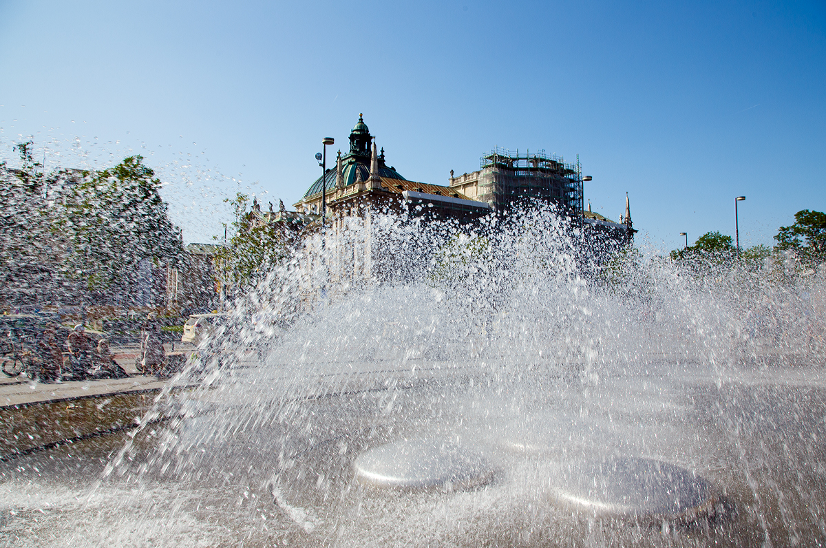 
Etwas Erfrischung gefällig....
Blick vom Brunnen am Karlsplatz (München) auf den Justizpalast am 04.06.2019. 
Bei den sommerlichen Temperaturen kam die Erfrischung gerade recht.
