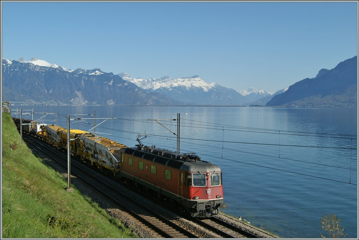 Etwas überraschend tauchte plötzlichen die Re 6/6 11625 am  Kleinen See  auf.
Bei St-Saphorin, den 15. April 2015