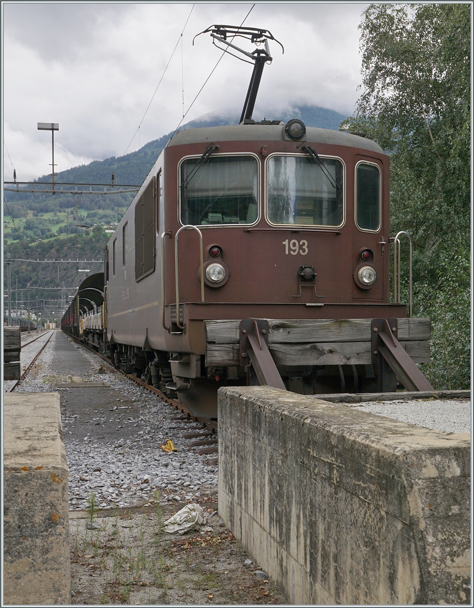 Etwas versteckt im Bahnhof von Brig, aber frei zugänglich fand ich dies BLS Re 4/4 193 mit einem Autotunnelzug auf einem Abstellgleis. 

12. Sept. 2024 