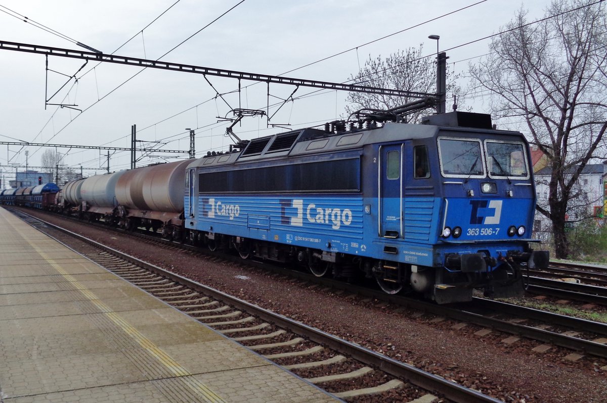 Etwas zwei Stnde nach einfahren verlsst 363 506 mit der Gegenzug wieder Praha-Liben am 5 April 2017.