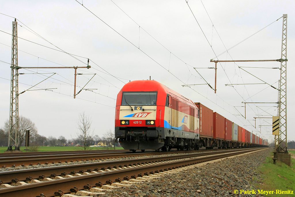 EVB 420 12 mit Containerzug in Dedensen-Gümmer am 08.04.2015 auf dem Weg Richtung Wunstorf