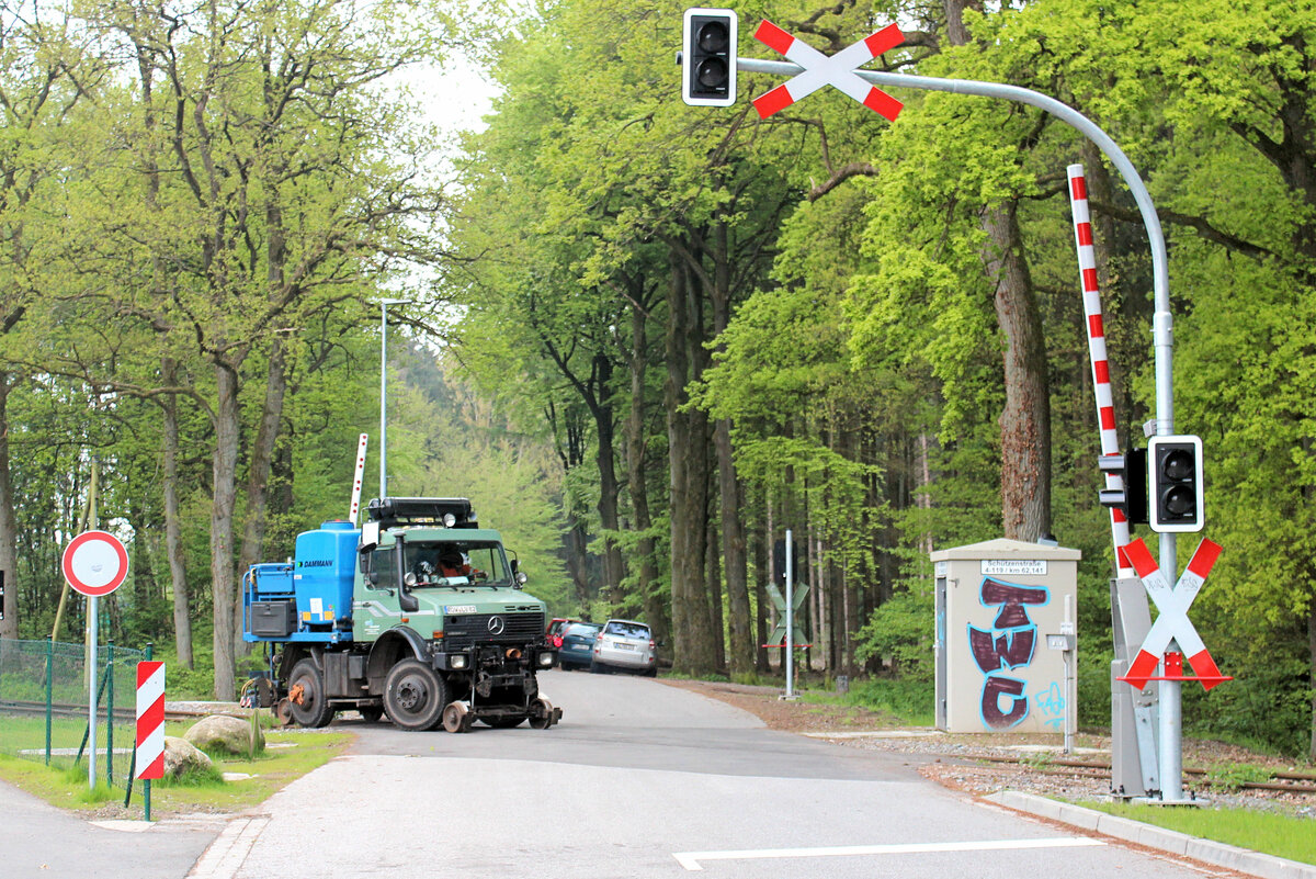 evb 531 Infrastruktur macht sich für den Einsatz bereit und nutzt den BÜ Schützenstraße für das Aufgleisen. Tostedt, 19.05.2021
