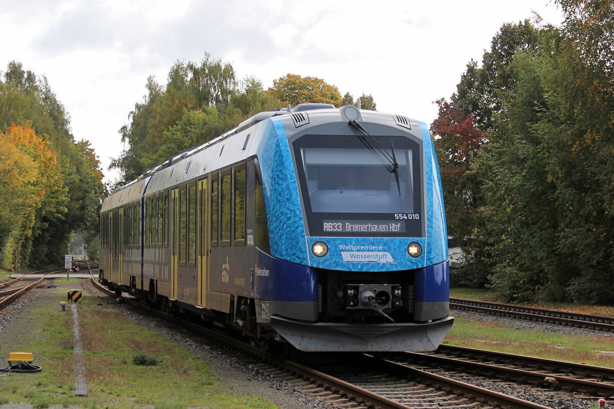 evb 554 010 (Wasserstoffantrieb) kommt am 03.10.2022 aus Buxtehude und hlt gleich im Bahnhof Bremervrde.
